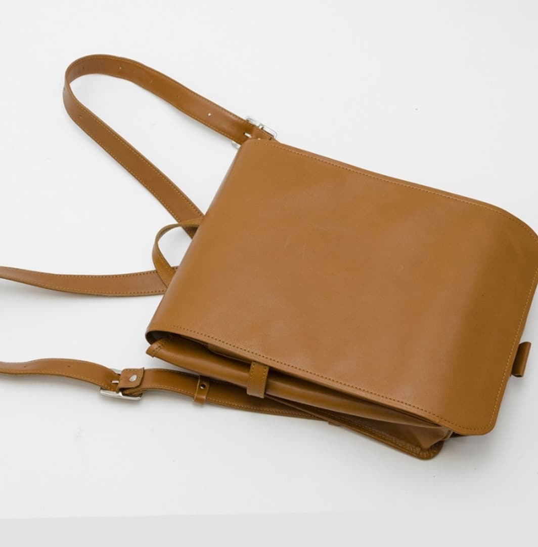 Side-back profile of the Sufuria showing the adjustable shoulder straps.