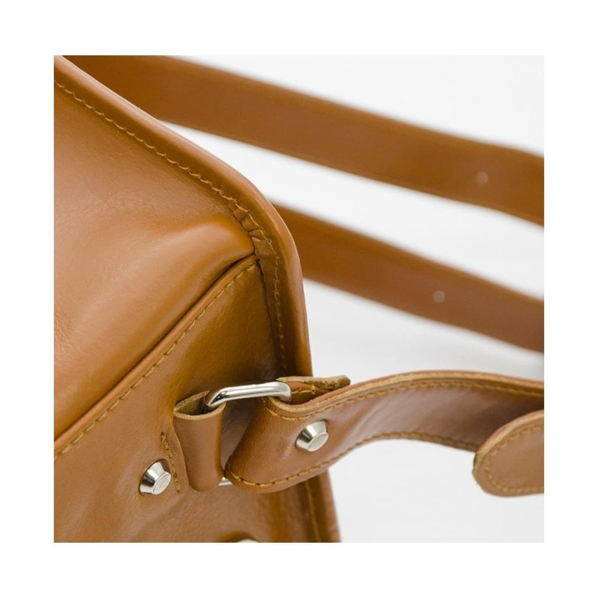 D-ring anchor with hand-stitched leather on the Sufuria in Camel Tan.